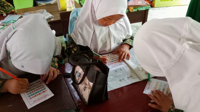 Serunya Belajar Pola Warna Barisan Bangun Datar Sambil Mewarnai di Kelas 2B MIN 4 Tebo Serunya Belajar Pola Warna Barisan Bangun Datar Sambil Mewarnai di Kelas 2B MIN 4 Tebo