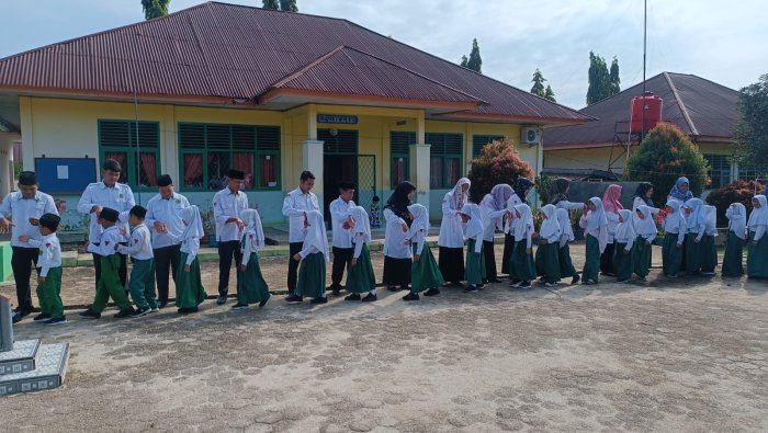 Halal Bihalal di Halaman MIN 4 Tebo, Seluruh Warga Madrasah Saling Bermaaf-maafan Halal Bihalal di Halaman MIN 4 Tebo, Seluruh Warga Madrasah Saling Bermaaf-maafan