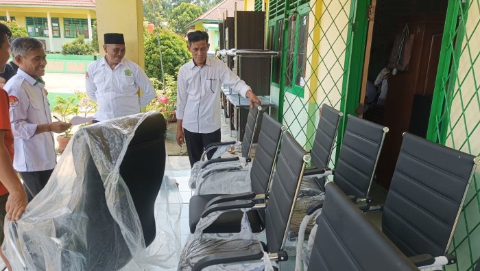 MIN 4 Tebo Terima 8 Pasang Meja Kursi Guru dan 1 Kursi Kepala Madrasah dari Kemenag Tebo