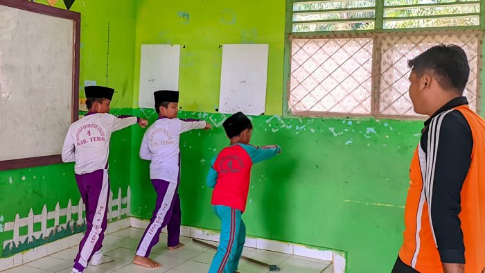 Persiapan Intensif Kelas 5B MIN 4 Tebo Kuasai Gerak Dasar Pencak Silat Jelang Ujian Praktik