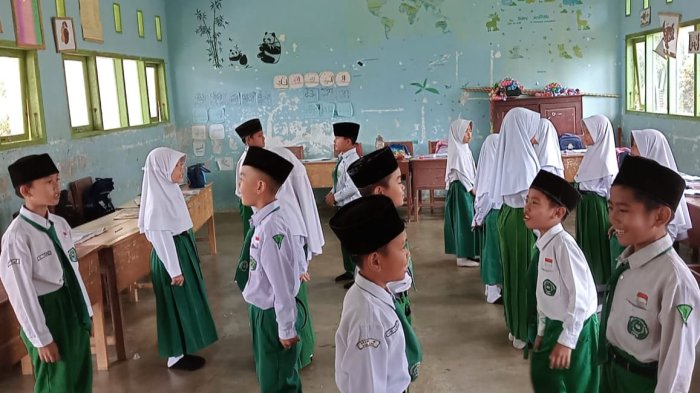 Siswa Kelas 3B MIN 4 Tebo Belajar Ungkapkan Hobi dalam Bahasa Inggris