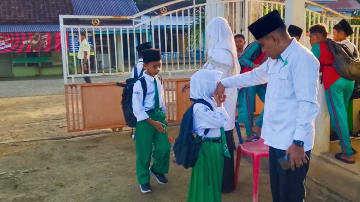 Suasana Pagi di Pintu Gerbang MIN 4 Tebo Makin Kondusif, Guru dan Satpam Bersinergi Menyambut Siswa