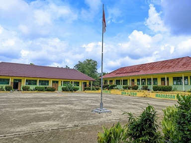 Siswa MIN 4 Tebo Ikuti Latihan Intensif Paskibra HUT RI ke-80 Desa Jaya Mulya