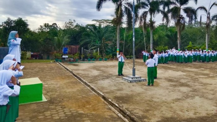 Amanat Pembina Upacara MIN 4 Tebo: Belajarlah Tanggung Jawab Mulai dari Hal Kecil
