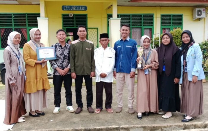 Piala Juara 3 Karnaval Diserahkan Mahasiswa PPLK kepada Kepala MIN 4 Tebo Piala Juara 3 Karnaval Diserahkan Mahasiswa PPLK kepada Kepala MIN 4 Tebo