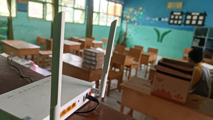 Teknisi TKA MIN 4 Tebo Mulai Persiapan Akhir di Ruang Utama, Seluruh Laptop Diuji Koneksi Jaringan