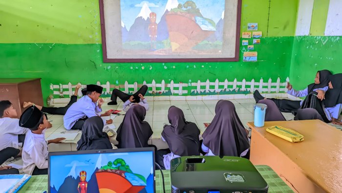 Kelas 5B MIN 4 Tebo Belajar IPAS Serasa Santai Nonton TV di Rumah