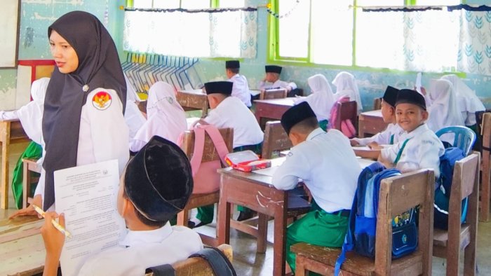 Solidaritas di Kelas 3B MIN 4 Tebo saat Meja Rusak di Hari Pertama ASAS