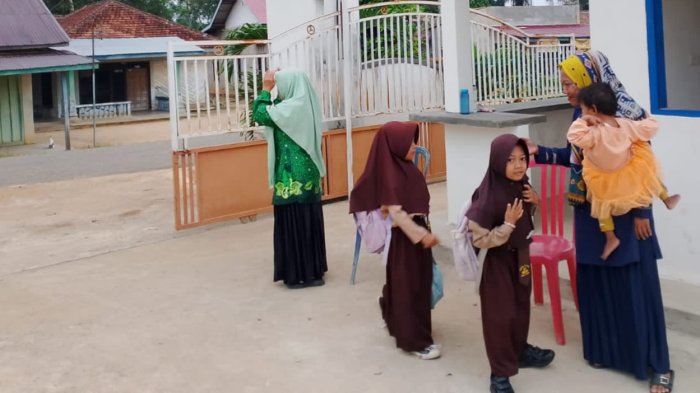 Sambut Pagi, Guru MIN 4 Tebo Kembali Sematkan Senyuman dan Sapaan Hangat