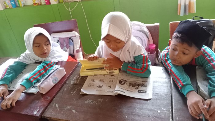 Siswa Kelas 2B MIN 4 Tebo Berlatih Membaca Kalimat Bahasa Inggris, Belajar Mendeskripsikan Hewan
