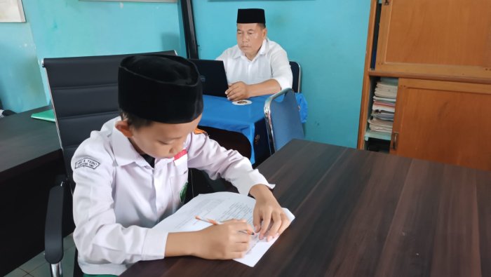 Sempat Beberapa Hari Sakit, Siswa Kelas 4A MIN 4 Tebo Ikuti ASAT Susulan dari Ruang Guru Sempat Beberapa Hari Sakit, Siswa Kelas 4A MIN 4 Tebo Ikuti ASAT Susulan dari Ruang Guru