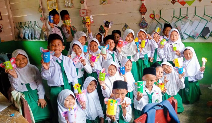 Kreativitas Siswa MIN 4 Tebo Membuat Butterfly Pencil Holder Dari Limbah Botol Plastik