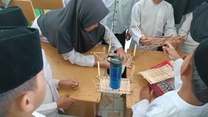 Gotong Royong Membangun Jembatan dari Stik Es Krim, Siswa Kelas 5B MIN 4 Tebo Belajar Nilai Kerja Sama Gotong Royong Membangun Jembatan dari Stik Es Krim, Siswa Kelas 5B MIN 4 Tebo Belajar Nilai Kerja Sama