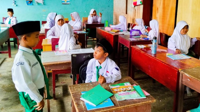 Murid Kelas 3A MIN 4 Tebo Belajar Percaya Diri dengan Self Introduction dan Greeting dalam Bahasa Inggris