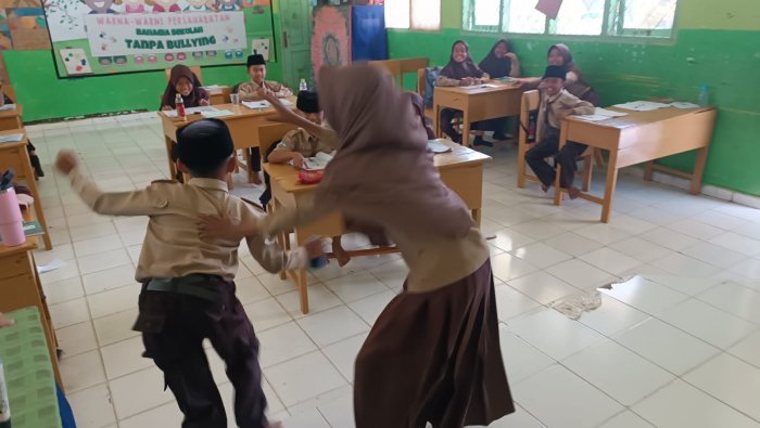 Siswa Kelas 5B MIN 4 Tebo Belajar Hak dan Kewajiban Lewat Role Play