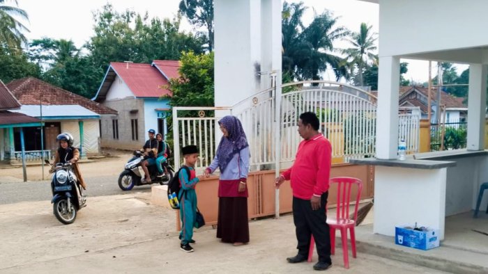 Guru MIN 4 Tebo Awali Hari dengan Penyambutan Siswa Guru MIN 4 Tebo Awali Hari dengan Penyambutan Siswa