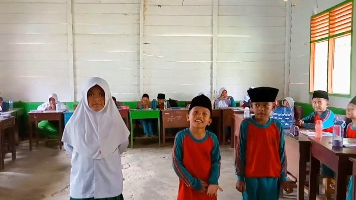 Oper Spidol Sambil Nyanyi Lagu Old Mac Donald, Siswa Kelas 2A MIN 4 Tebo Belajar Bahasa Inggris dengan Jantung Berdebar Oper Spidol Sambil Nyanyi Lagu Old Mac Donald, Siswa Kelas 2A MIN 4 Tebo Belajar Bahasa Inggris dengan Jantung Berdebar