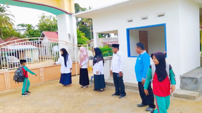 Disiplin Dimulai dari Gerbang: Guru MIN 4 Tebo Sambut Siswa di Pagi Hari dengan Senyum dan Keteladanan Tepat Waktu Disiplin Dimulai dari Gerbang: Guru MIN 4 Tebo Sambut Siswa di Pagi Hari dengan Senyum dan Keteladanan Tepat Waktu