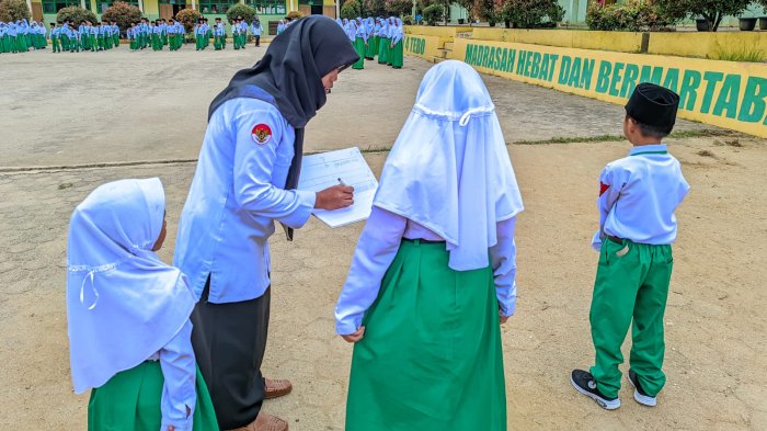 Di Balik Buku Hitam MIN 4 Tebo: Disiplin yang Tumbuh dari Sapaan Guru