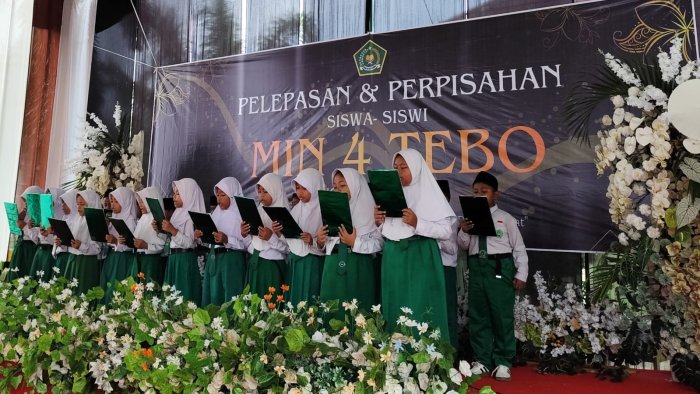 Suara Syahdu Lantunan Asmaul Husna dari Siswa Kelas 2 Hiasi Pelepasan Kelas 6 MIN 4 Tebo