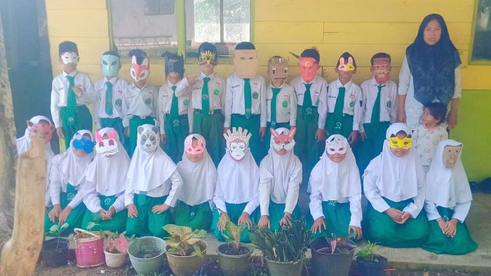 Siswa Kelas 2A MIN 4 Tebo Bangga Pakai Topeng Karakter Hasil Kreasi Sendiri