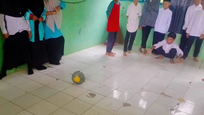 Hujan Tak Halangi Kreativitas, PJOK Kelas 6B MIN 4 Tebo Ganti Praktek Lapangan dengan Permainan Akurasi di Dalam Kelas Hujan Tak Halangi Kreativitas, PJOK Kelas 6B MIN 4 Tebo Ganti Praktek Lapangan dengan Permainan Akurasi di Dalam Kelas