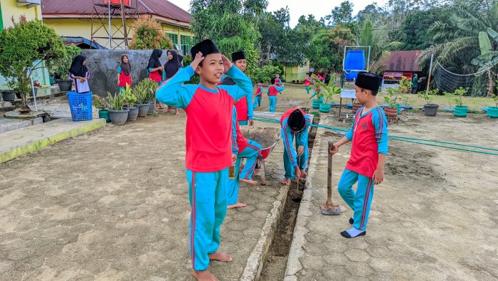 Guru dan Siswa MIN 4 Tebo Gotong Royong Bersihkan Lingkungan Usai ASAS Guru dan Siswa MIN 4 Tebo Gotong Royong Bersihkan Lingkungan Usai ASAS