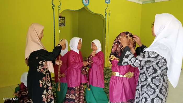 Tim Tari Kontingen Jamran MIN 4 Tebo Lakukan Fitting Kostum