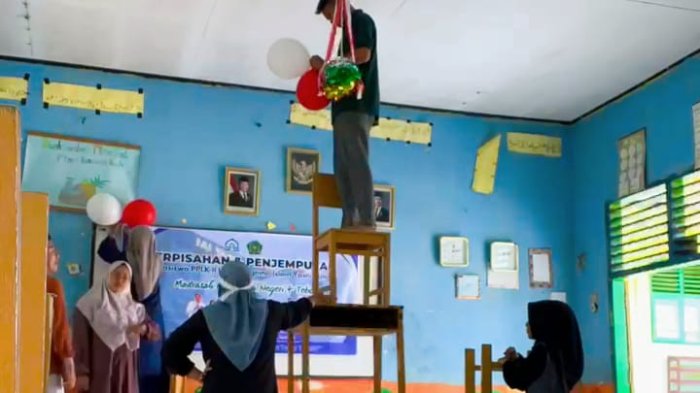 Etalase Karya Jadi Dekorasi Unik Ruang Acara Perpisahan Mahasiswa PPLK MIN 4 Tebo