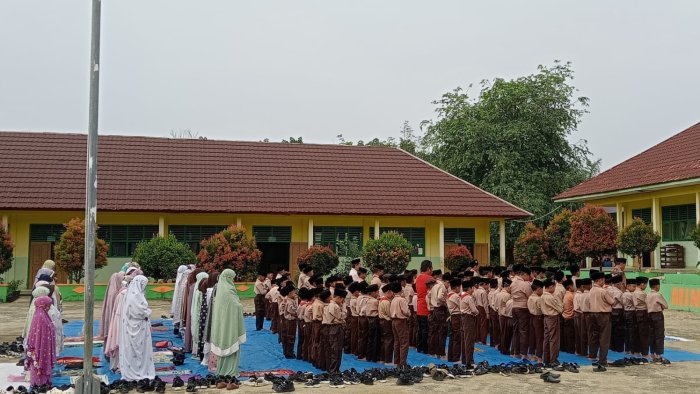 Shalat Dhuha Berjamaah: Pembiasaan Rutin yang Memperkuat Karakter Religius Siswa MIN 4 Tebo Shalat Dhuha Berjamaah: Pembiasaan Rutin yang Memperkuat Karakter Religius Siswa MIN 4 Tebo