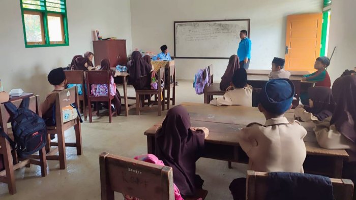 Supervisi Guru PJOK di Kelas Rendah Dilakukan Langsung oleh Kepala MIN 4 Tebo