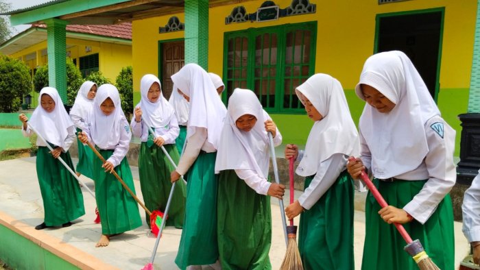 Sambut Program GEBER MAS Kemenag RI, Warga MIN 4 Tebo Gotong Royong Bersihkan Musala Al-Falah