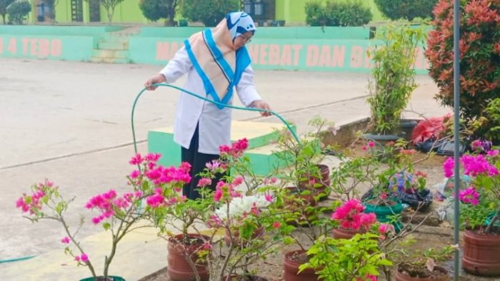 Isi Waktu di Sela PJJ, Guru MIN 4 Tebo Tetap Hadir dan Rawat Keasrian Lingkungan