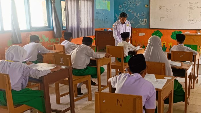 Ujian Madrasah Hari Pertama Berjalan Lancar, MIN 4 Tebo Masih Gunakan Soal Berbasis Kertas