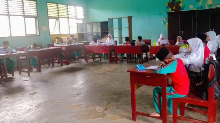 Warna-Warni Gambar Pemandangan di Kelas 3A MIN 4 Tebo Warna-Warni Gambar Pemandangan di Kelas 3A MIN 4 Tebo