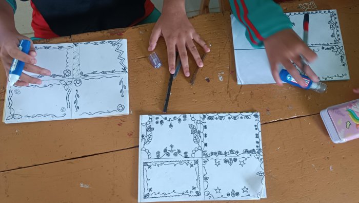 Belajar Ragam Hias Flora, Siswa Kelas 5B MIN 4 Tebo Praktik Menggambar Empat Bingkai