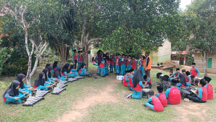Seleksi Personil Baru Marching Band MIN 4 Tebo Dimulai, Kelas 3 Optimis Isi Pianika Seleksi Personil Baru Marching Band MIN 4 Tebo Dimulai, Kelas 3 Optimis Isi Pianika