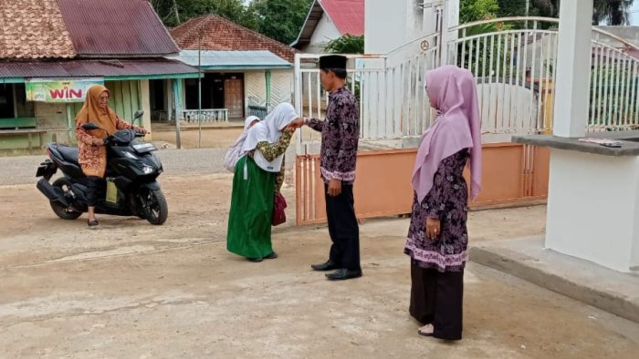 Konsistensi Guru Menyambut Siswa Setiap Pagi Jadi Alarm Kedisiplinan Siswa MIN 4 Tebo
