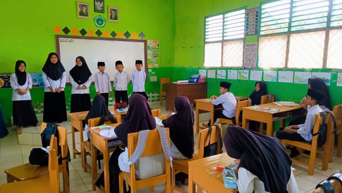 Bedah Nilai Gotong Royong, Siswa Kelas 5B MIN 4 Tebo Belajar Lewat Cerita Berantai Bedah Nilai Gotong Royong, Siswa Kelas 5B MIN 4 Tebo Belajar Lewat Cerita Berantai