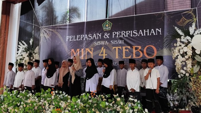 Penampilan Shalawat Oleh Kelas 4 Meriahkan Pelepasan Kelas 6, Tradisi Mingguan MIN 4 Tebo yang Selalu Dilantunkan