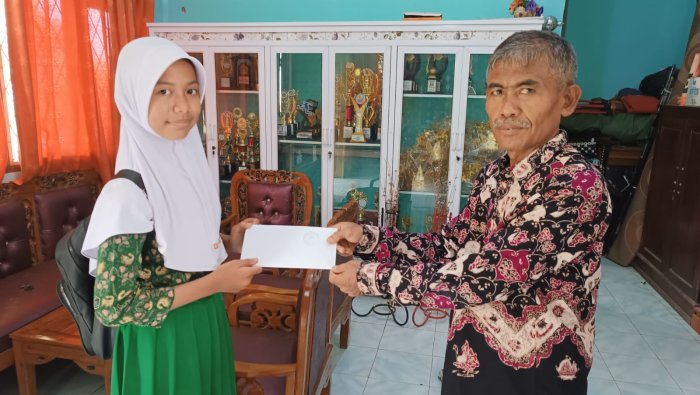 Kepala MIN 4 Tebo Serahkan Langsung Surat Izin Siswa Ikuti Jambore Cabang Tebo 2025