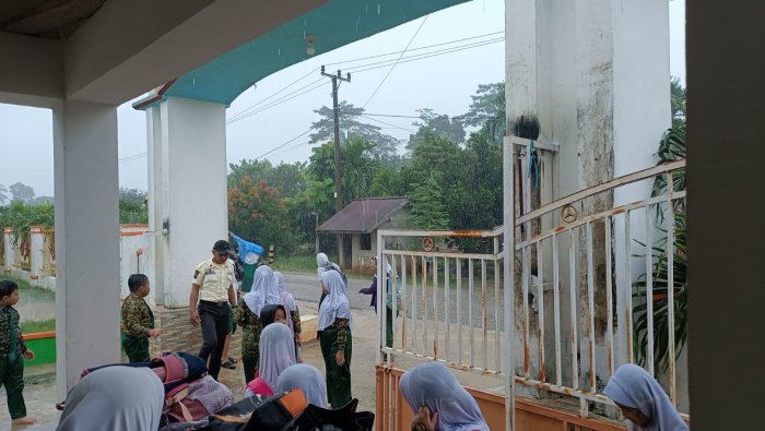 Hujan Deras Sejak Pagi, Guru dan Satpam MIN 4 Tebo Siaga Atur Ketertiban Pulang di Pintu Gerbang