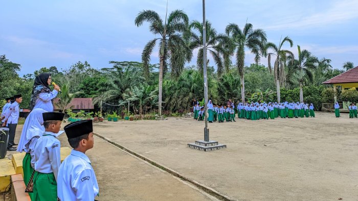 Amanat Pembina: Siswa MIN 4 Tebo Belajarlah Disiplin mulai dari Senin Pagi Amanat Pembina: Siswa MIN 4 Tebo Belajarlah Disiplin mulai dari Senin Pagi