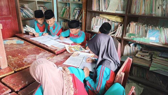 Murid Kelas 5B MIN 4 Tebo Belajar Mengindentifikasi Informasi Buku Secara Langsung di Perpustakaan Madrasah