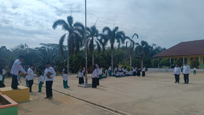 Siap Sambut HGN 2025, Seluruh GTK MIN 4 Tebo Latihan Petugas Upacara Siap Sambut HGN 2025, Seluruh GTK MIN 4 Tebo Latihan Petugas Upacara