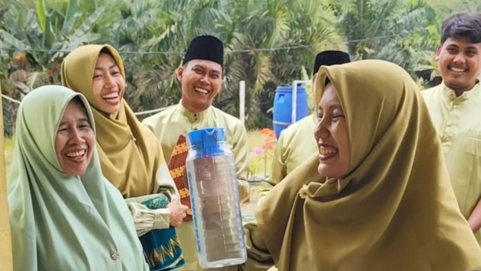 Tukar Kado Pererat Kebersamaan Guru dan Tenaga Kependidikan MIN 4 Tebo Tukar Kado Pererat Kebersamaan Guru dan Tenaga Kependidikan MIN 4 Tebo