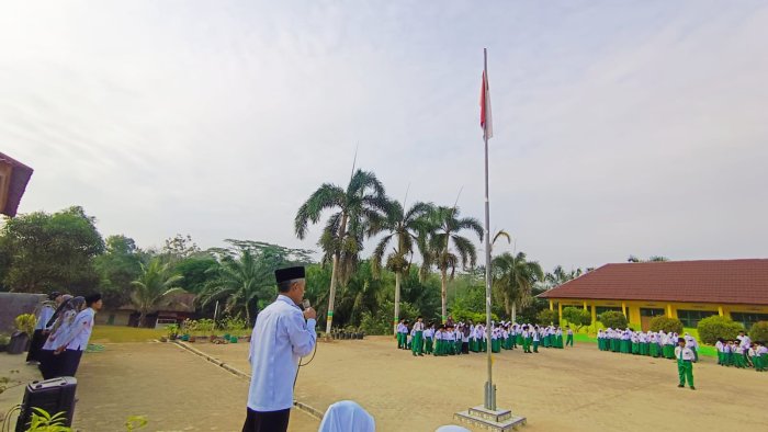 Amanat Pembina Upacara MIN 4 Tebo: Prestasi Non-Akademik Tercapai, Kini Saatnya Kejar Akademik