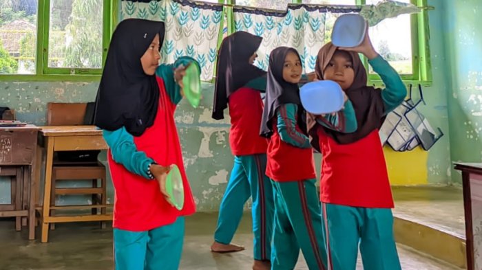 Tim Tari Piring MIN 4 Tebo Tunjukkan Kemajuan Pesat, Koreografi Mulai Matang Tim Tari Piring MIN 4 Tebo Tunjukkan Kemajuan Pesat, Koreografi Mulai Matang