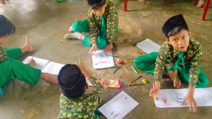 Siswa 3A MIN 4 Tebo Kenali Ciri Hewan Vertebrata dan Invertebrata dengan Menggambar