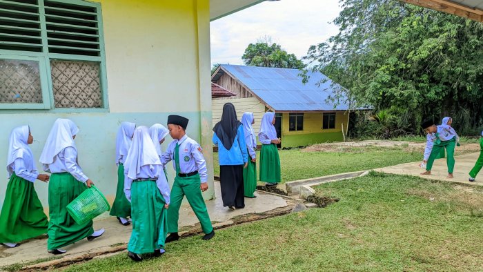 Siswa MIN 4 Tebo Belajar Tanggung Jawab dari Sampah di Belakang Kelas